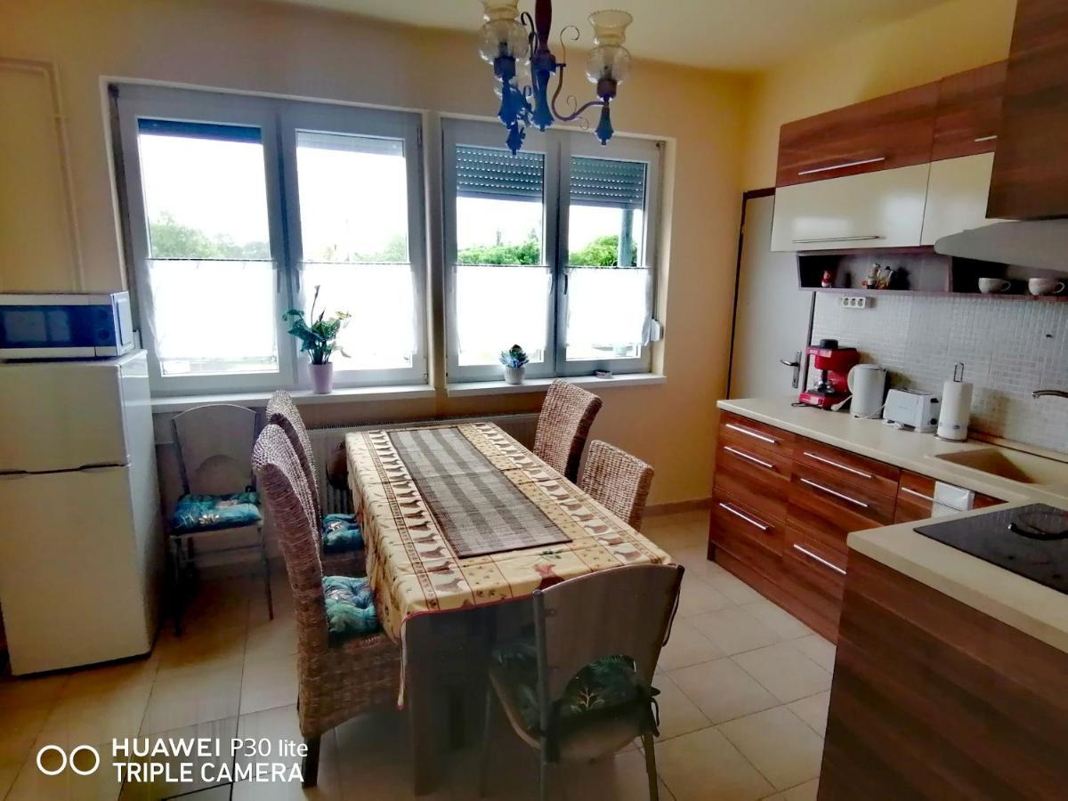 Zoeld Beka Hoforras Apartman ไฮจ์ดุสโซบอสโล ภายนอก รูปภาพ
